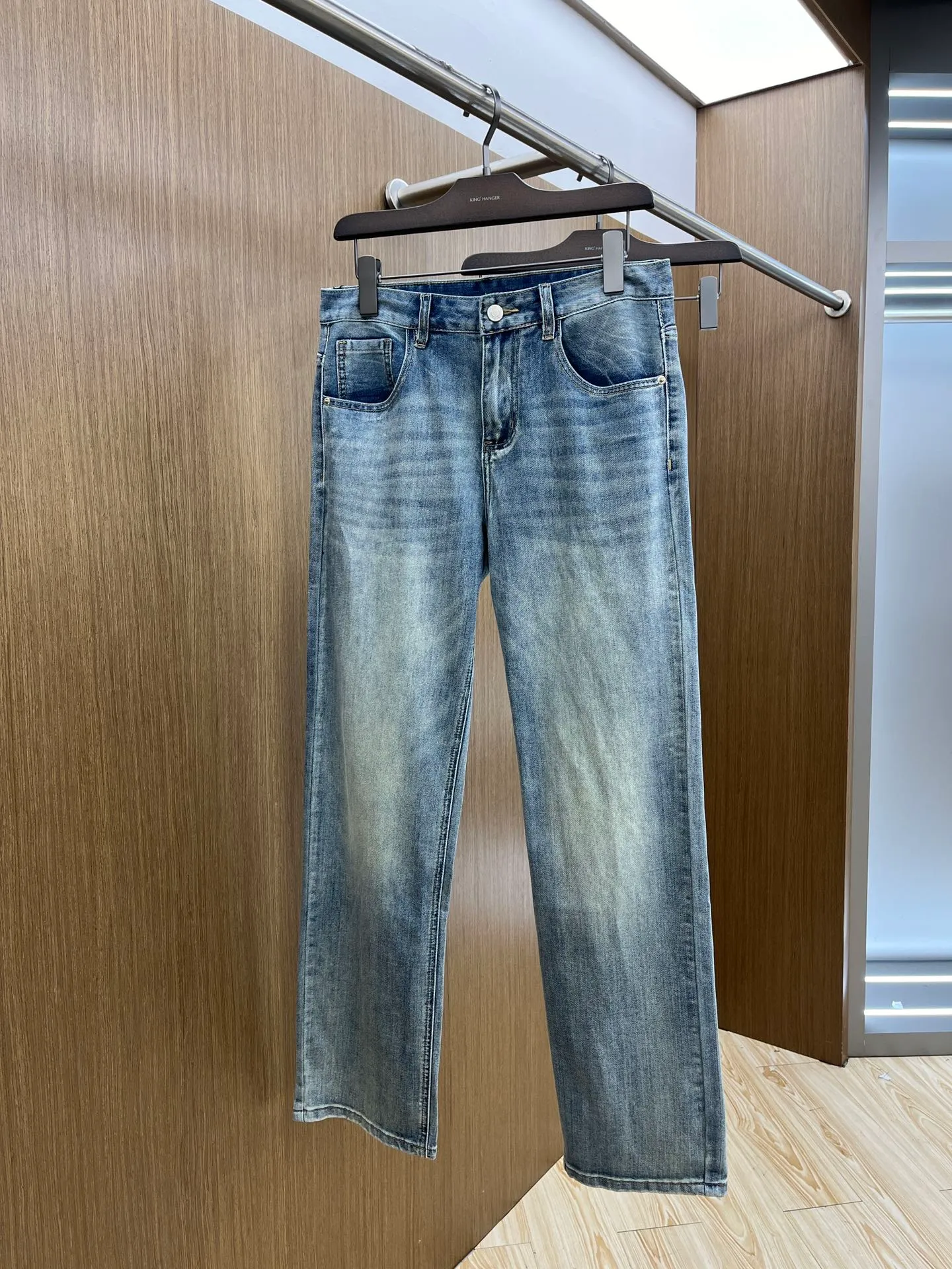 P250 Polo high-end customization 25ss spring and summer new style men's small straight original jeans Early spring new style super soft, stretch fabric, complex handicraft superposition, any washing process will turn into a completely different color effect if you stay for a few seconds longer, so it is more precious, especially durable and taste-resistant... Use the best elastic texture of tannins, genuine leather labels, high-end metal accessories... to create a unique and original jeans style! Original hardware accessories, super correct fit, comfortable and breathable, extremely high-grade, XD counter quality, handsome upper body. Code number: 28-38 no 35 37